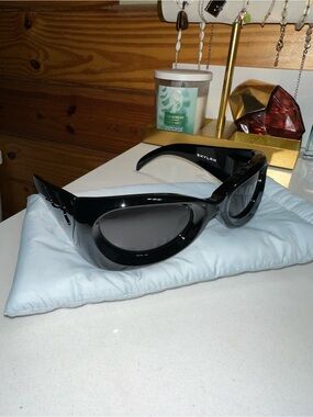 SKYLRK Glossy Black upside down sunglasses